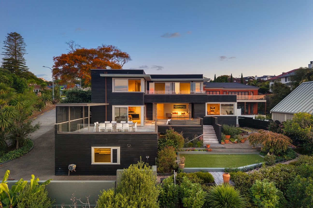RARE WATERFRONT LIVING ON VICTORIA AVENUE - Ansicht 2