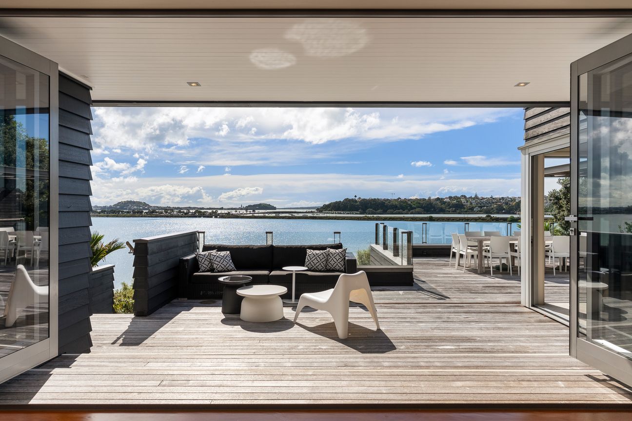 RARE WATERFRONT LIVING ON VICTORIA AVENUE - Ansicht 6