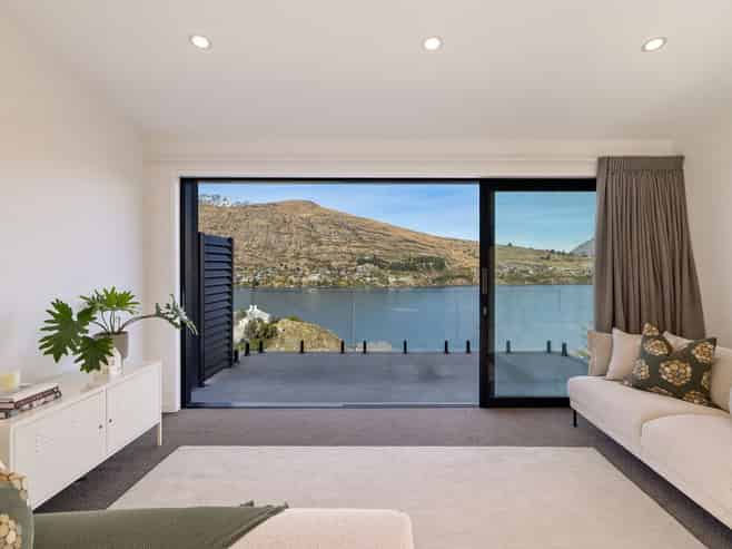11 Highlands Close, Queenstown Hill