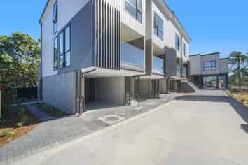 8/150 Royal Road, Massey