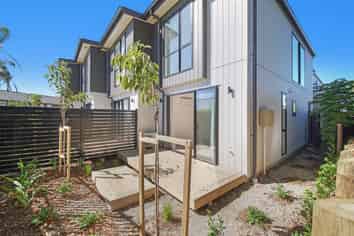 8/150 Royal Road, Massey