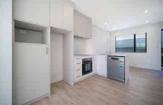 8/150 Royal Road, Massey