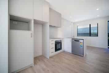 8/150 Royal Road, Massey