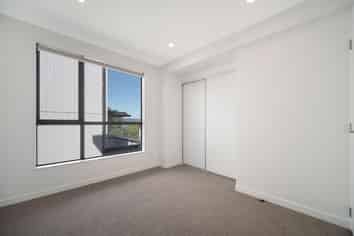 8/150 Royal Road, Massey