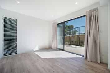 8/150 Royal Road, Massey