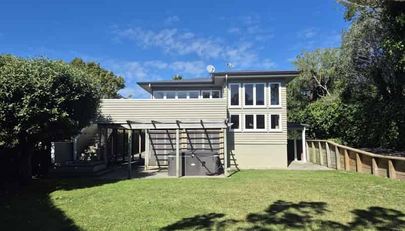 124 Whangaparaoa Road, Red Beach