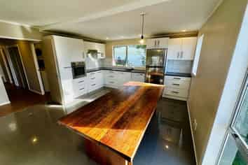 92 Thurleigh Grove, Karori