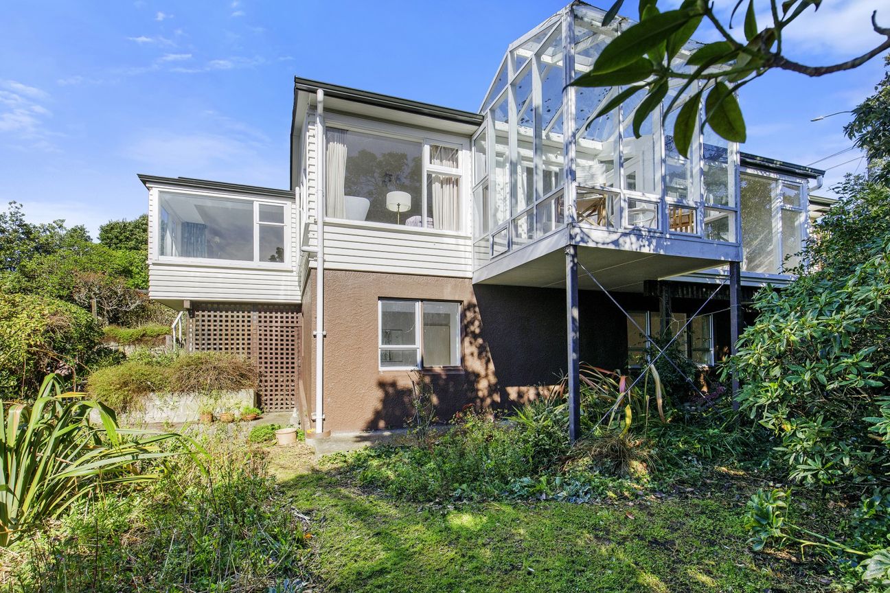 Timeless Charm Above the Harbour - Fler