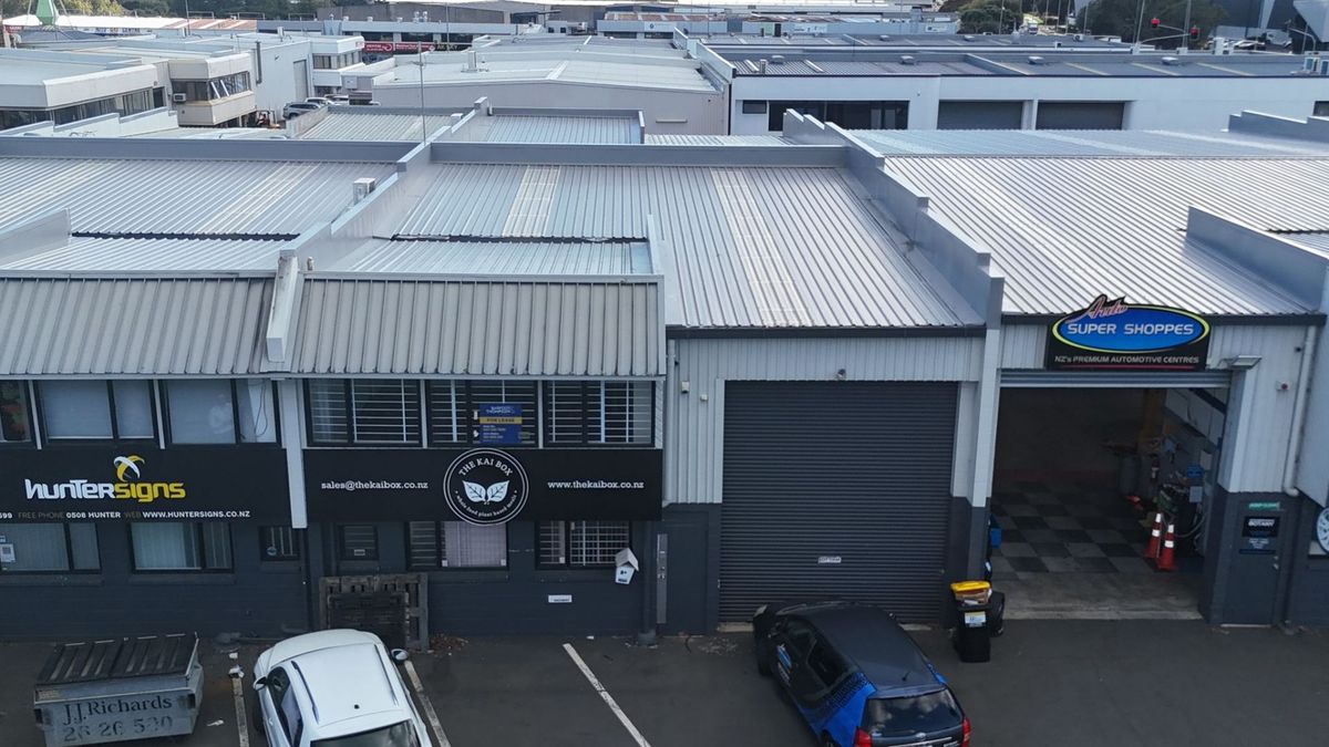 Functional Warehouse Unit with Office