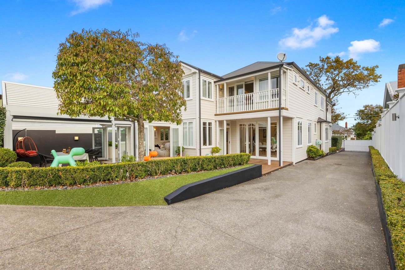 Modern Classic Villa with Granny Flat - Vista 2