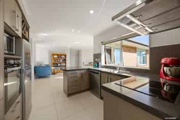 16 Anchorite Way, Red Beach