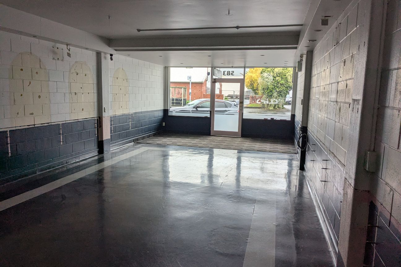 Fergusson Dr  -  High Profile Retail Shop - Vista 2