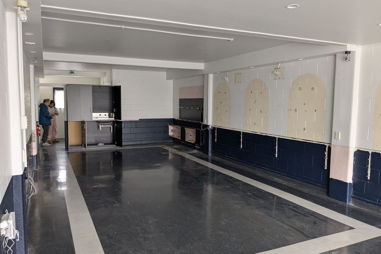 Fergusson Dr  -  High Profile Retail Shop - Vista 3