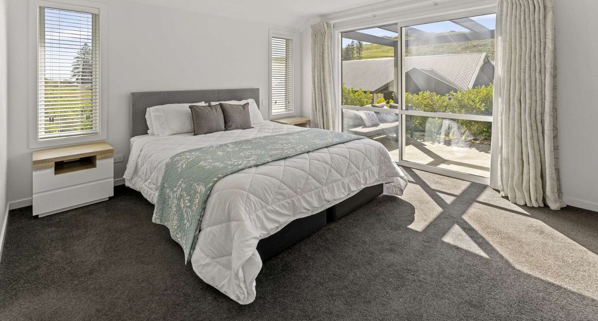 Low Maintenance Living with Elevated Views - Daugiau