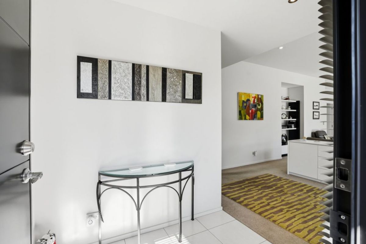 * UNDER OFFER * Charming Abode in Prestigious Northwood - Plus