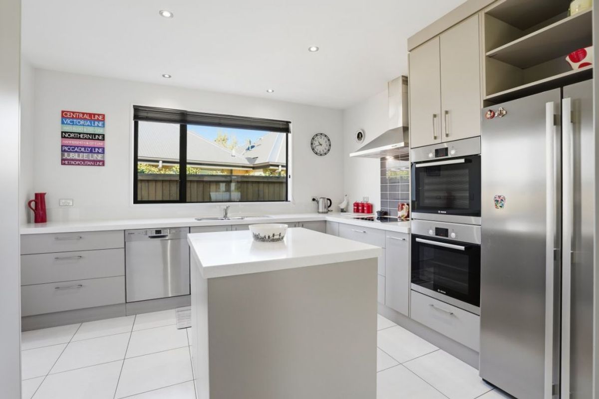 * UNDER OFFER * Charming Abode in Prestigious Northwood - Vue 2