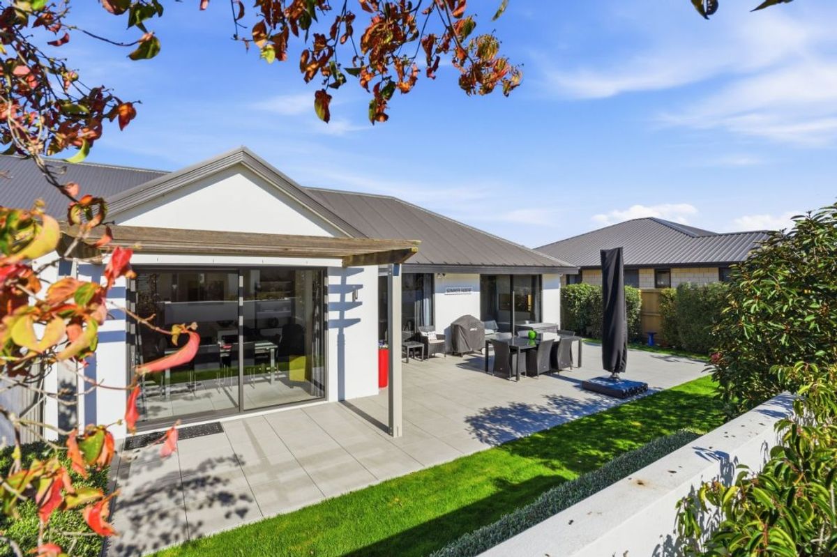 * UNDER OFFER * Charming Abode in Prestigious Northwood - Vue 5