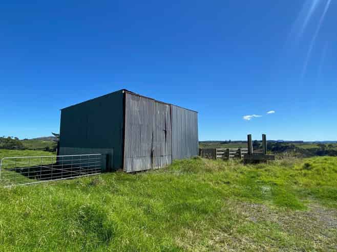 111 Hamlin Road, Pollok