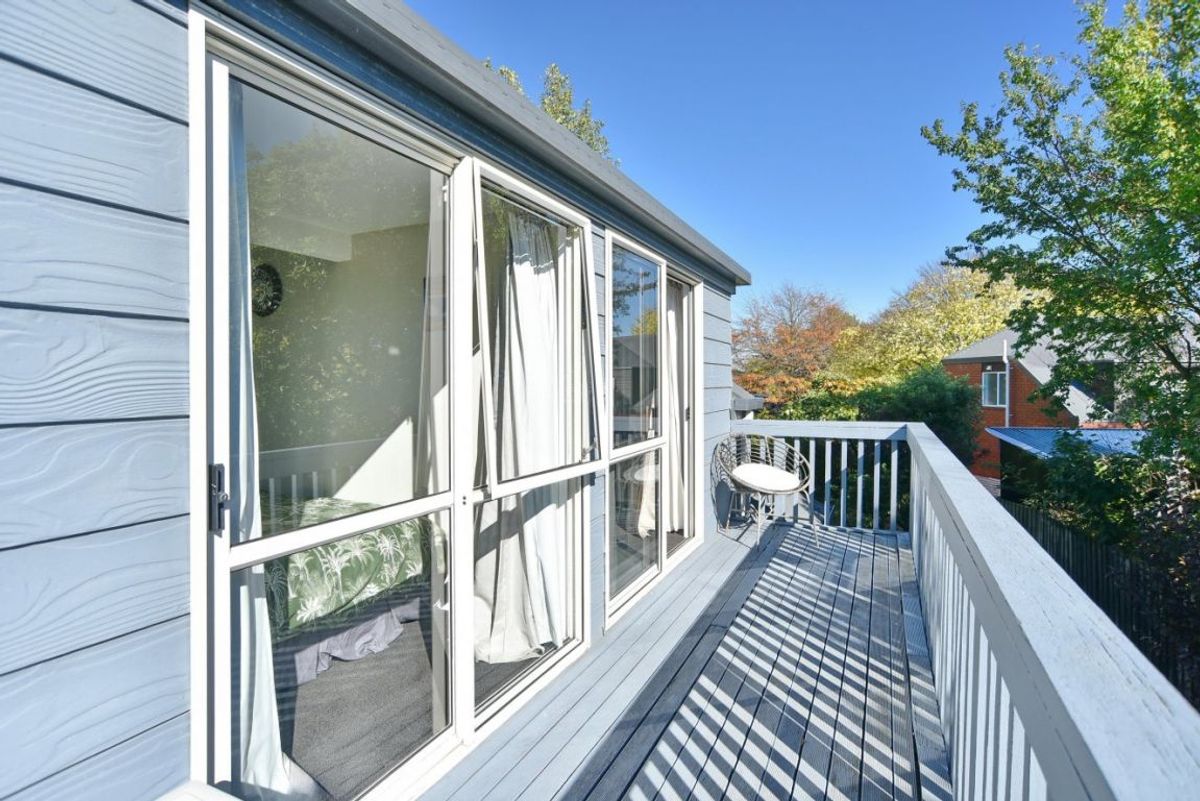 * UNDER OFFER * Dress Circle Location - Mehr