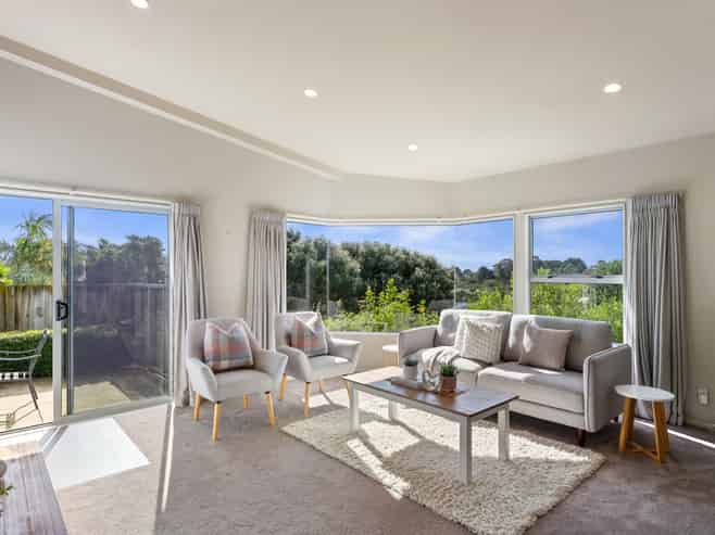 14 Charlotte Way, Raumati South