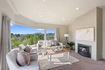 14 Charlotte Way, Raumati South