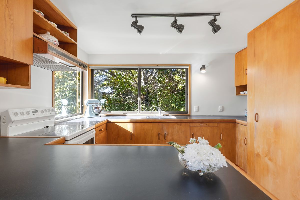 Classic Kelvin Heights with Views & Upside - Mehr