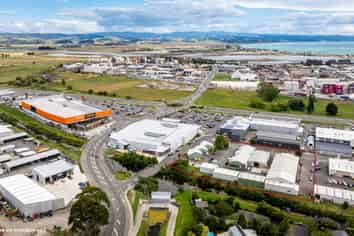 Substantial multi-tenanted asset: 6.6% net return