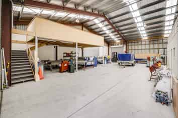 Substantial multi-tenanted asset: 6.6% net return