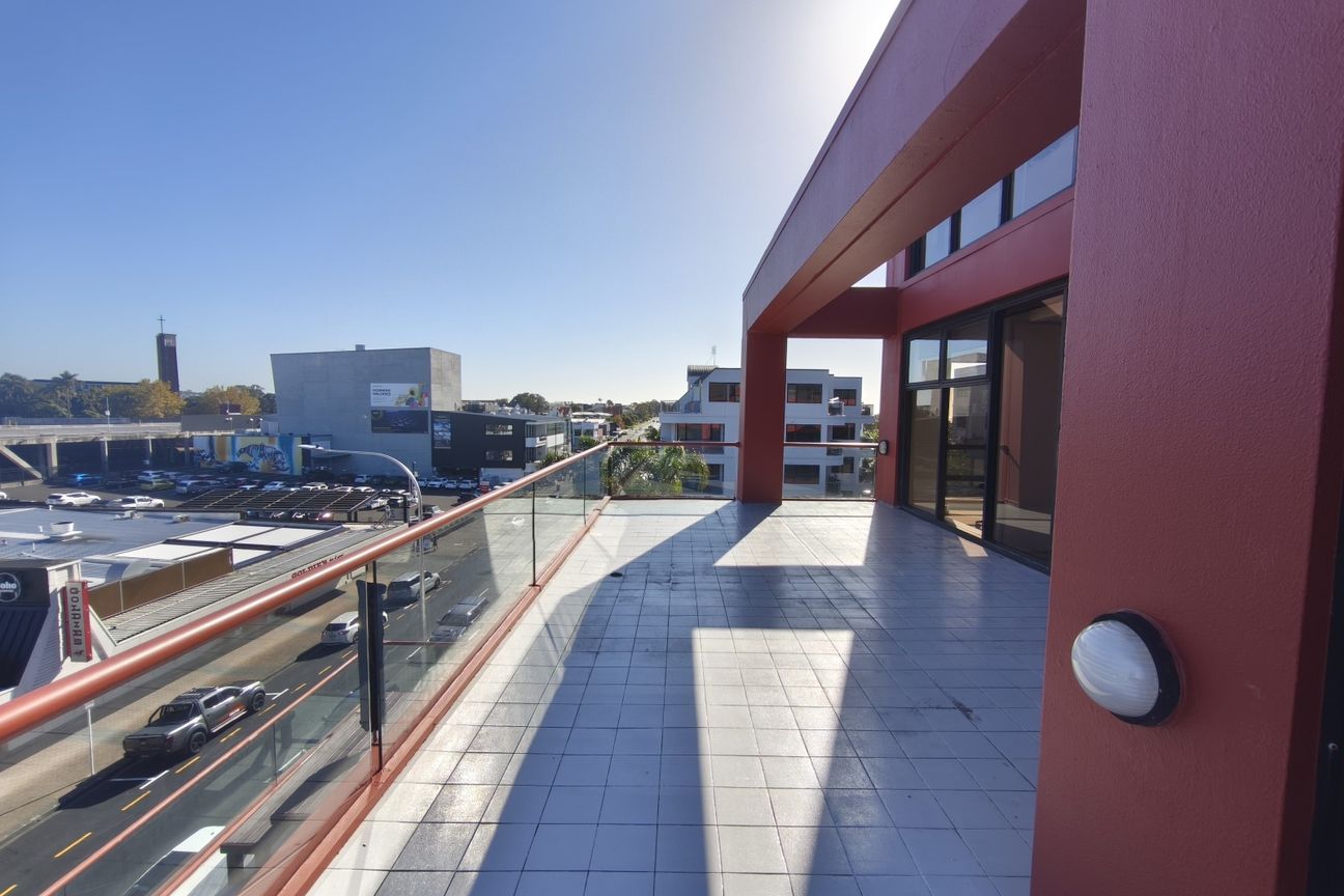 Top-tier Takapuna office with deck - Повеќе