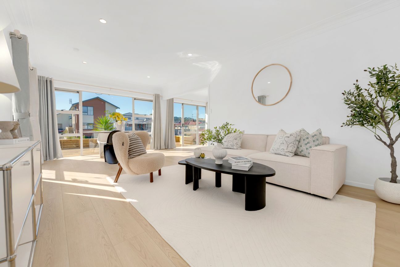 Space, Style & Sun - Renovated Brick Home - Vista 2