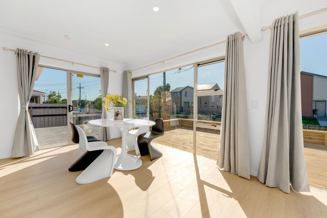 Space, Style & Sun - Renovated Brick Home - Vista 6