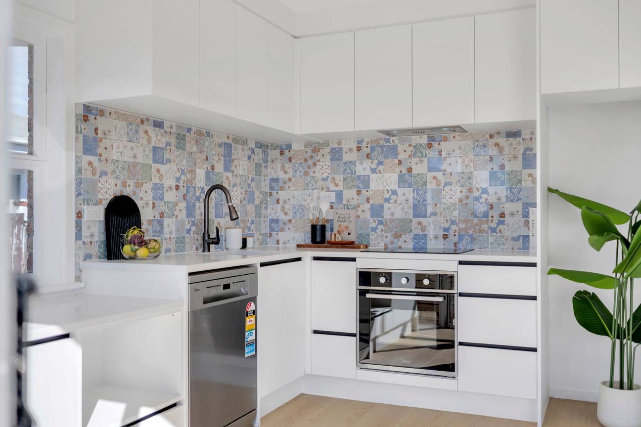 Space, Style & Sun - Renovated Brick Home - Vista 4