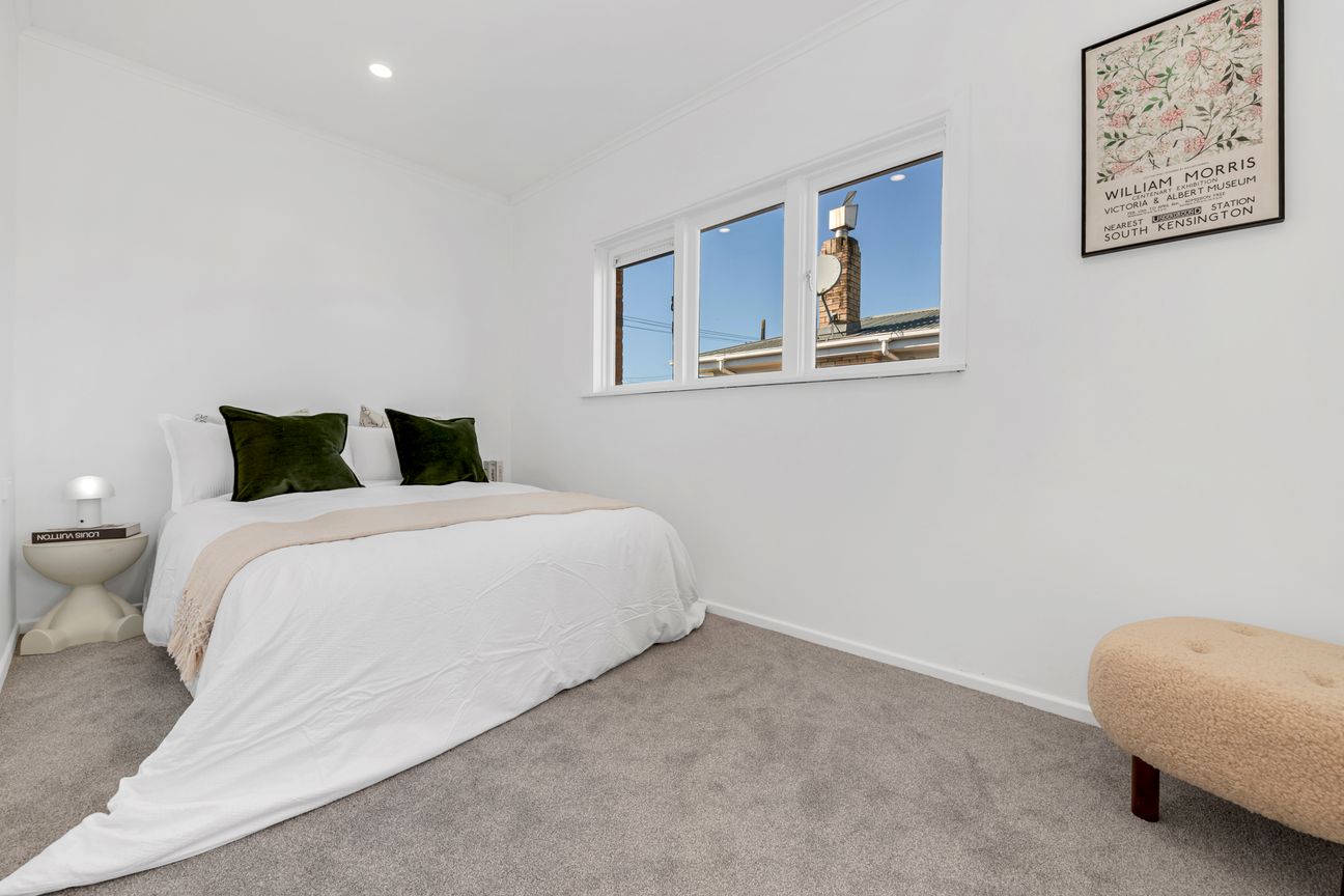 Space, Style & Sun - Renovated Brick Home - Altro