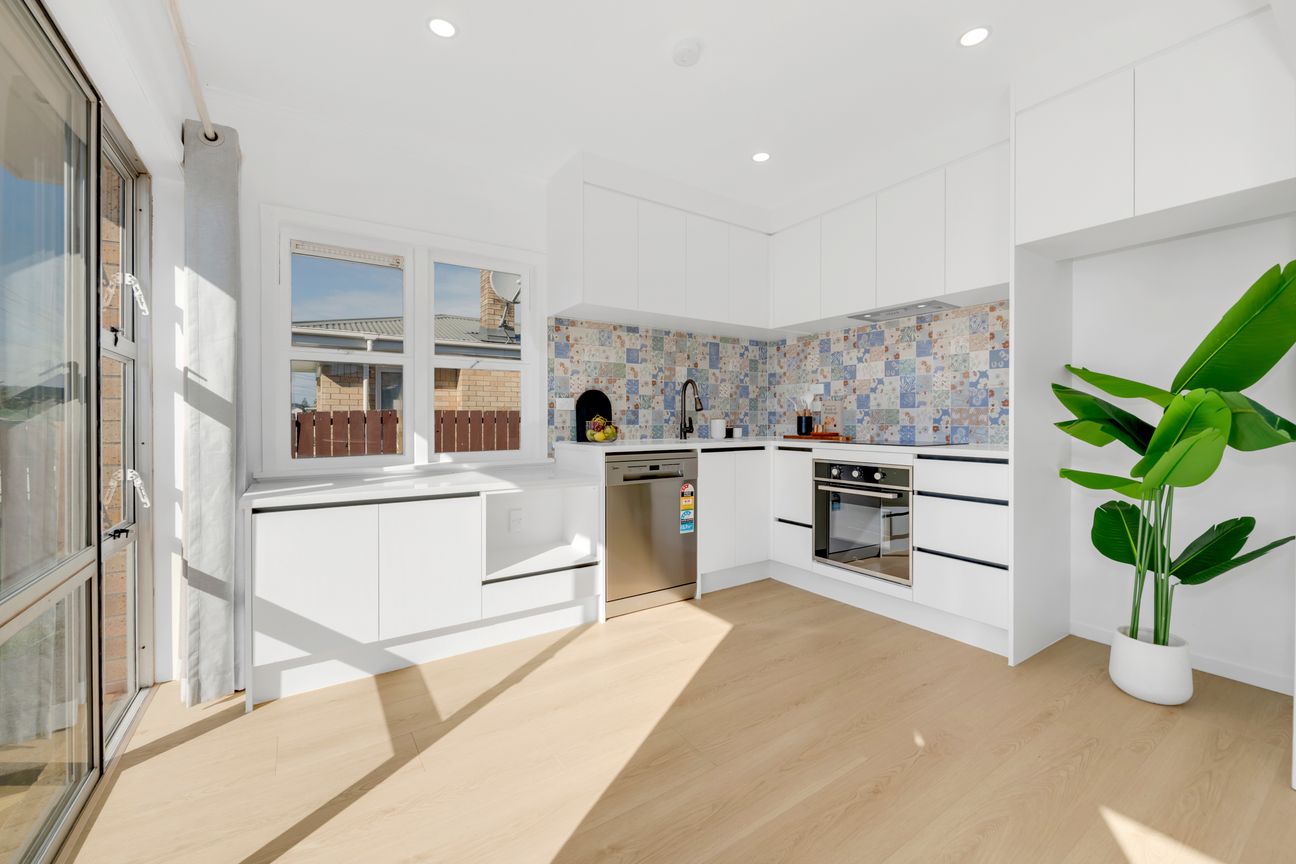 Space, Style & Sun - Renovated Brick Home - Vista 3