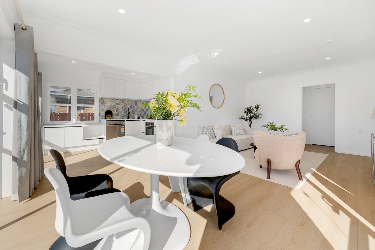 Space, Style & Sun - Renovated Brick Home - Vista 5