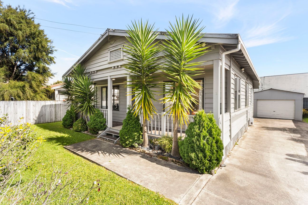 Super cute with room to add value! - Vista 2
