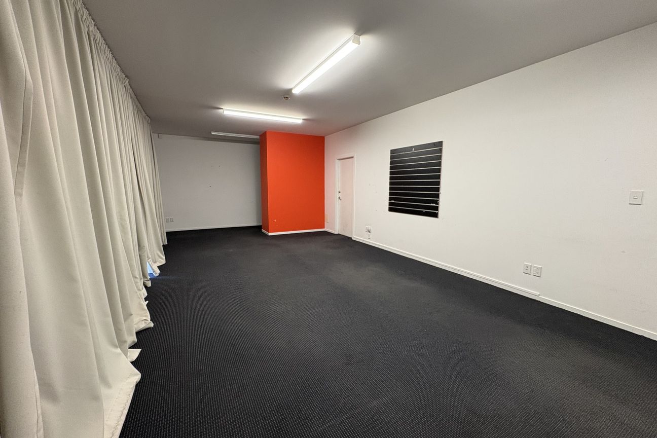 Modern Corner Unit with Office and Warehouse Space - Mehr