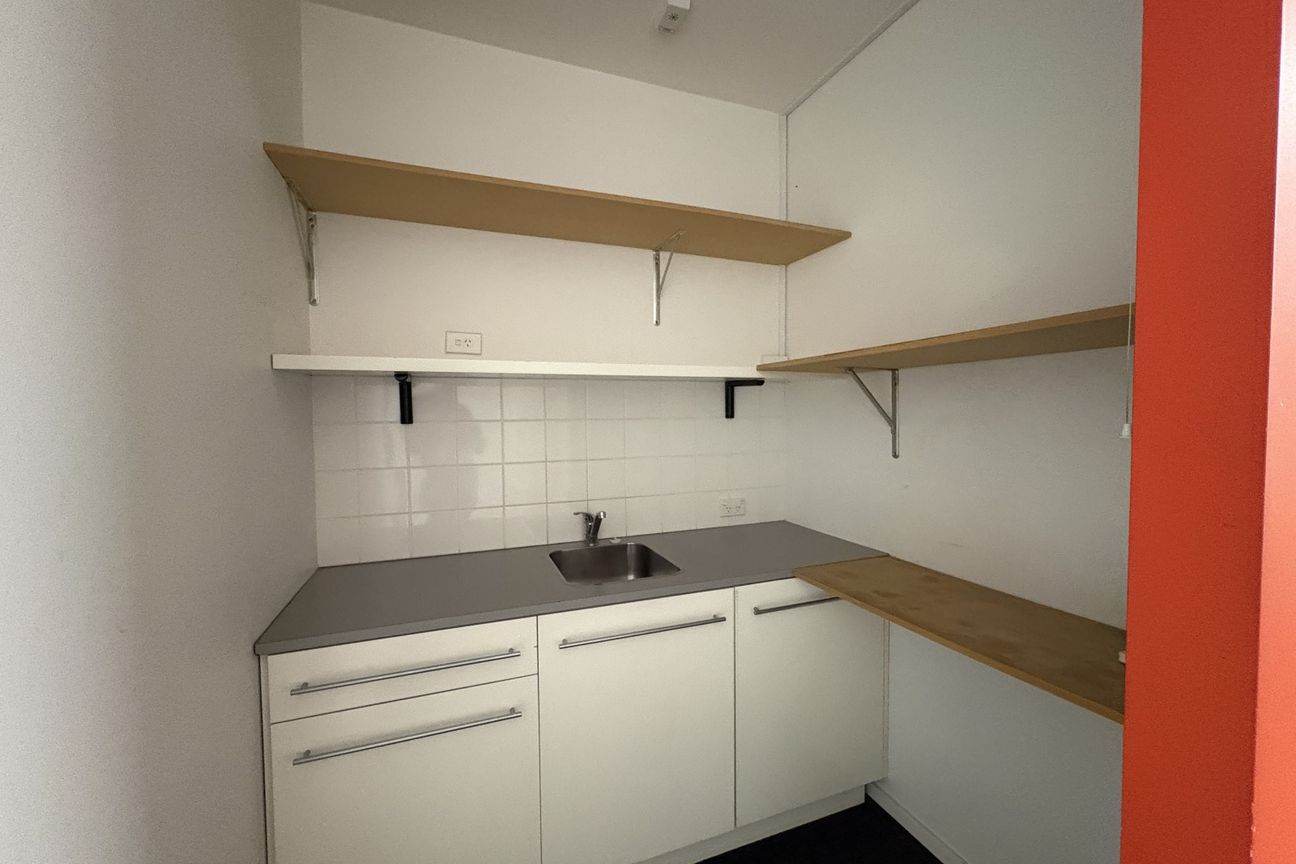 Modern Corner Unit with Office and Warehouse Space - Ansicht 6