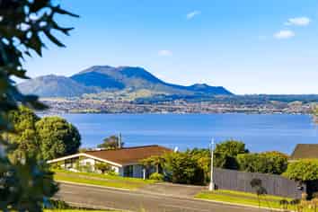 100 Wakeman Road, Acacia Bay