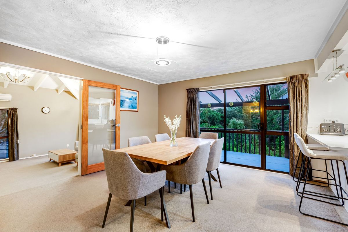 Expansive Family Living with Income Potential - Widok 6