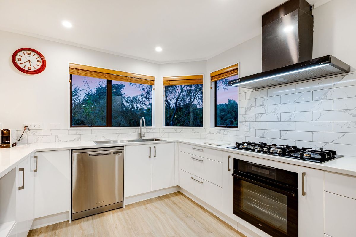 Expansive Family Living with Income Potential - Widok 4