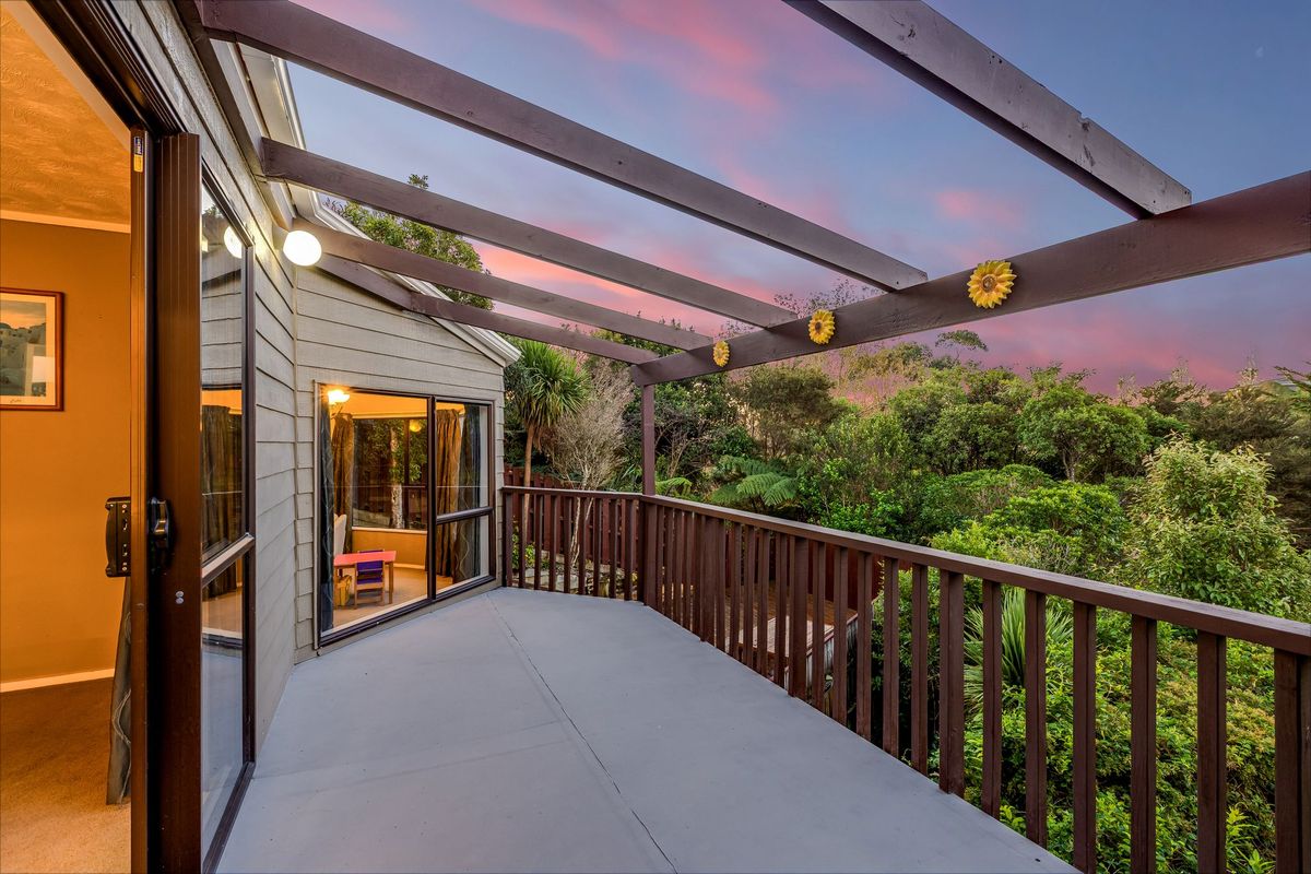 Expansive Family Living with Income Potential - Widok 2