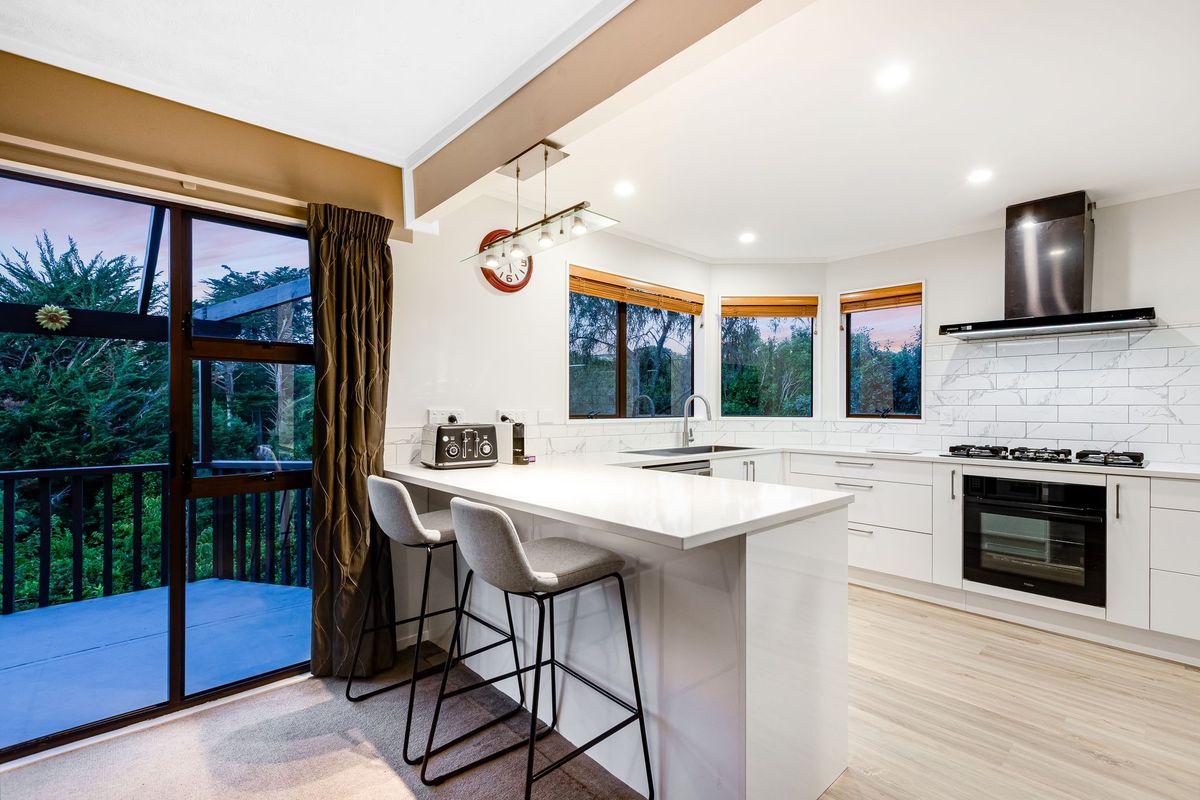 Expansive Family Living with Income Potential - Widok 3