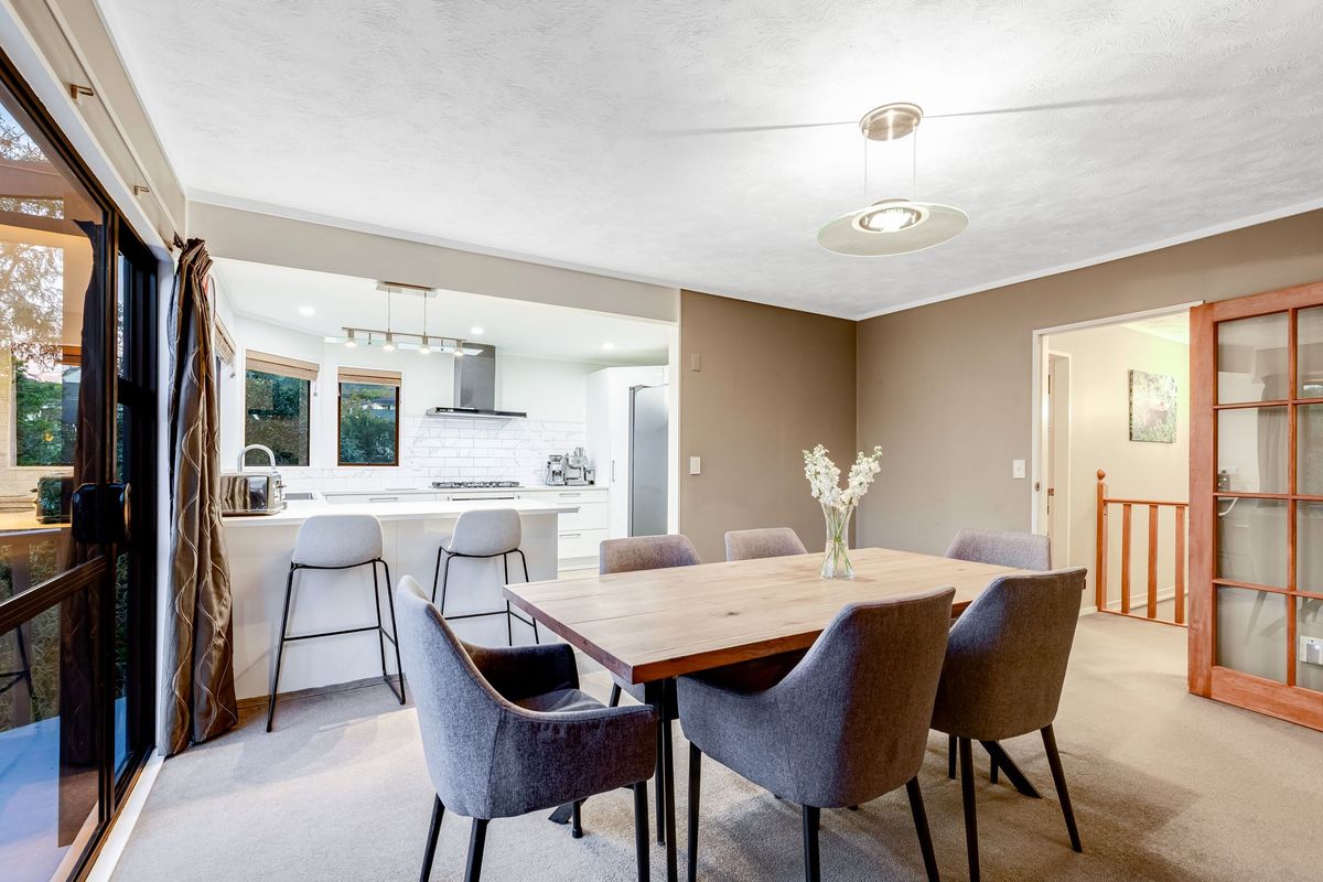 Expansive Family Living with Income Potential - Widok 5