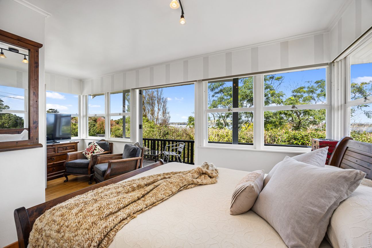 House in Auckland, Hillsborough - View 3
