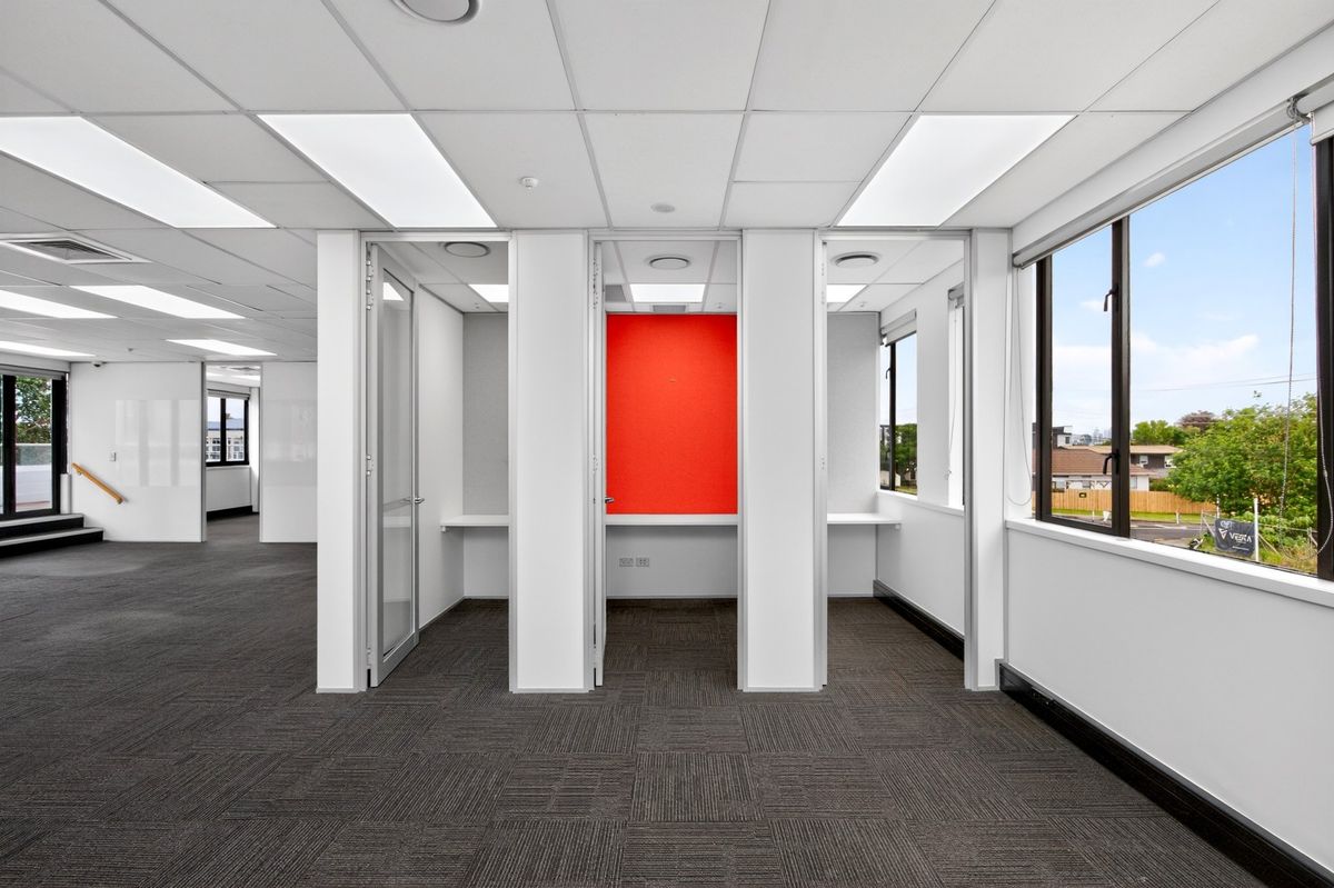 Corner profile Takapuna office with expansive deck - Mehr