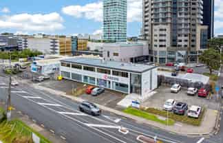 Corner profile Takapuna office with expansive deck