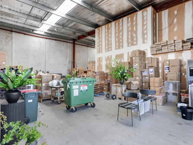 Quality office/warehouse unit