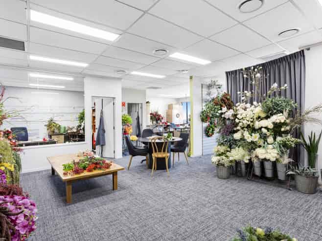 Quality office/warehouse unit