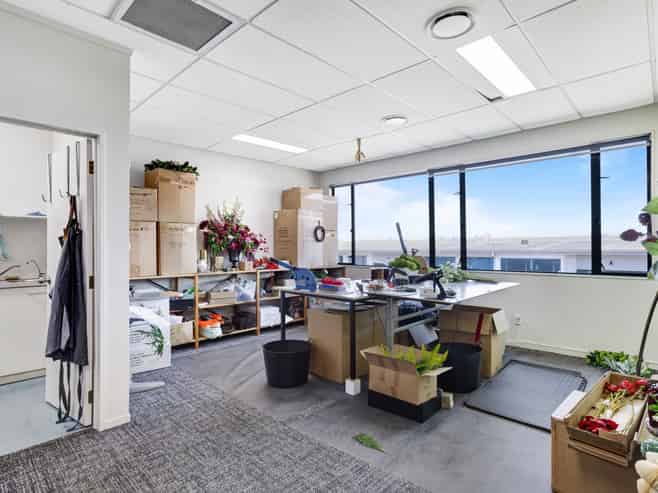 Quality office/warehouse unit